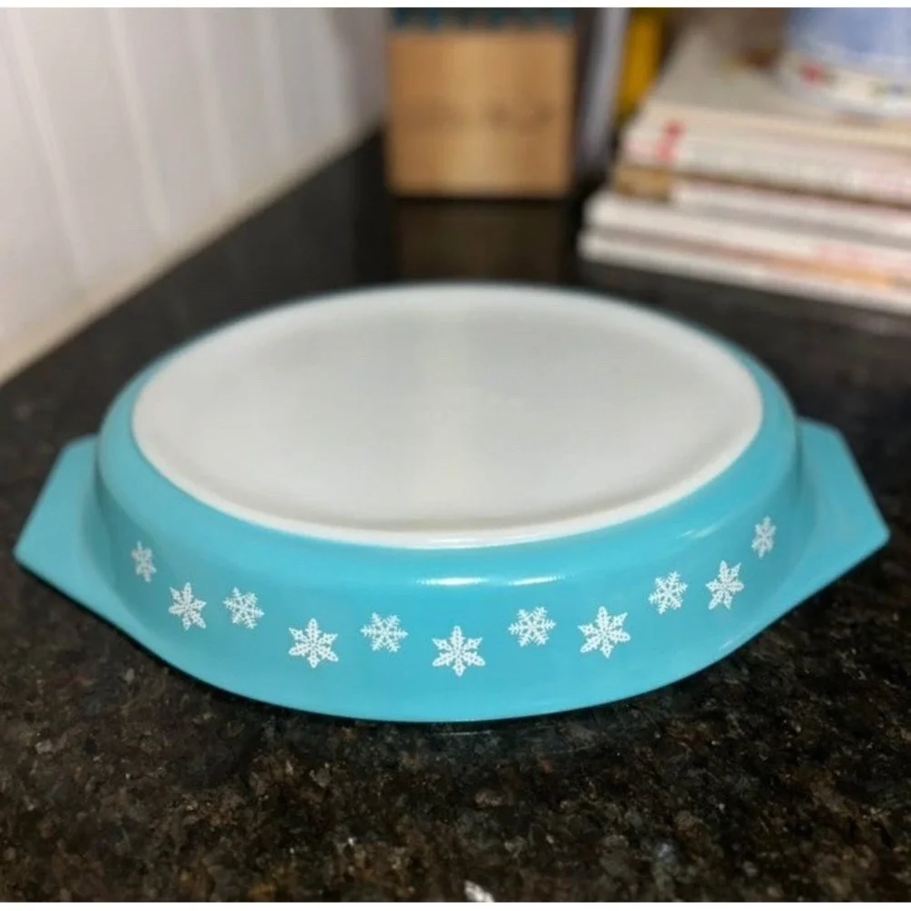Pyrex 949C Divided Oval Glass Casserole w/ Lid Blue Snowflake Pattern
